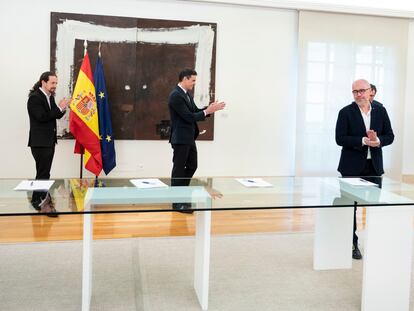 Gobierno y sindicatos firman el Acuerdo Social en Defensa del Empleo, en La Moncloa.