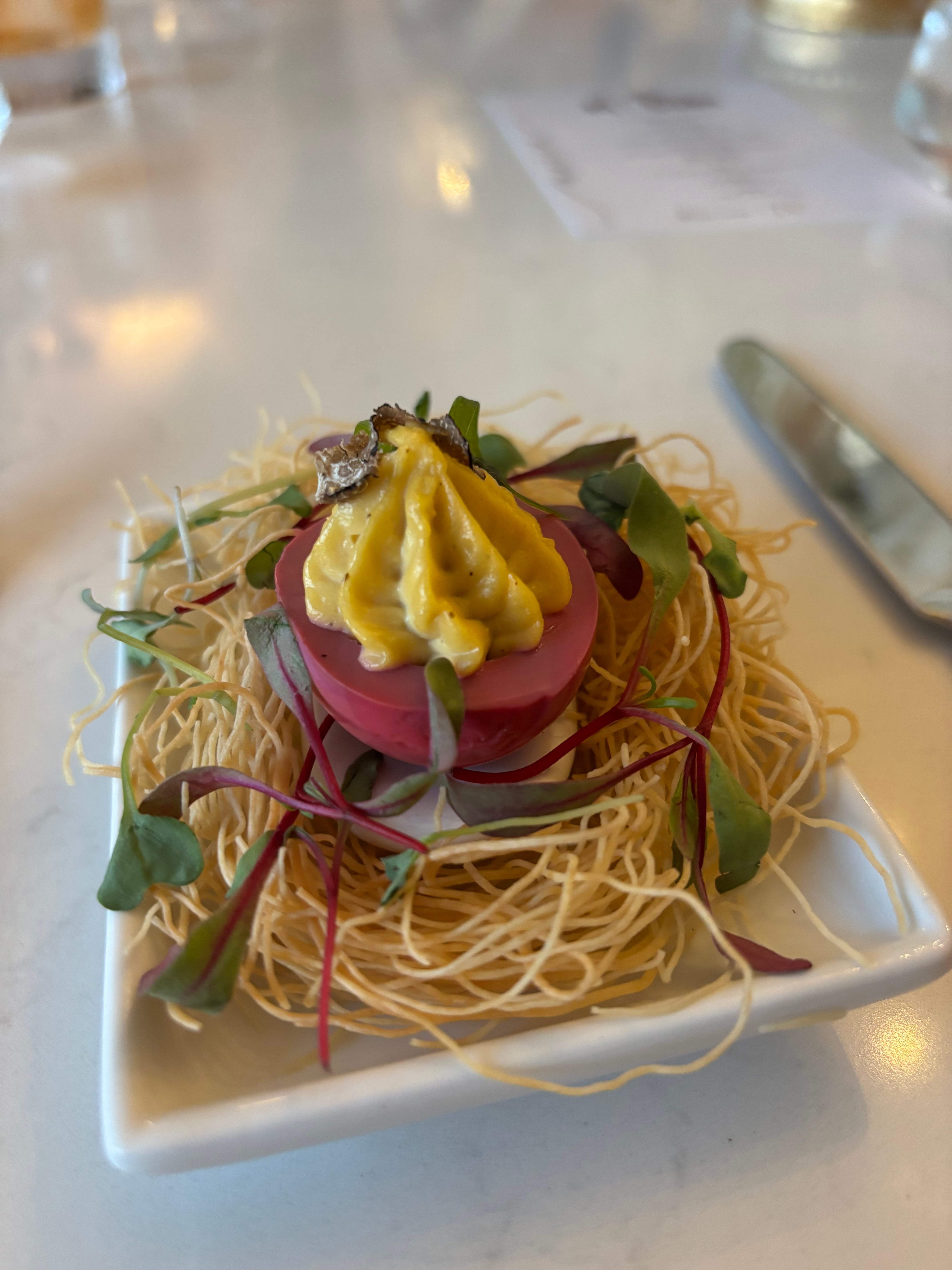 Devil eggs, o huevos rellenos, con caviar y yema trufada, servidos en la cena por el 70º aniversario del hotel Beverly Hilton, en Beverly Hills (California), en septiembre de 2025.