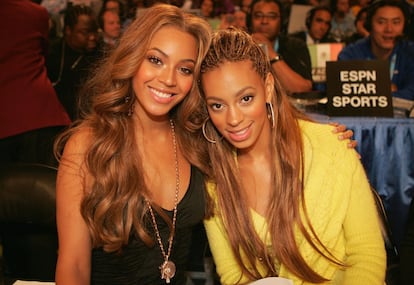 Beyoncé no es la única en la familia que escogió la música como profesión. Su hermana pequeña, Solange Knowles (a la derecha en la imagen) es cantautora y también actriz y modelo, habiendo trabajado para marcas como Puma, Assos y Rimmel.