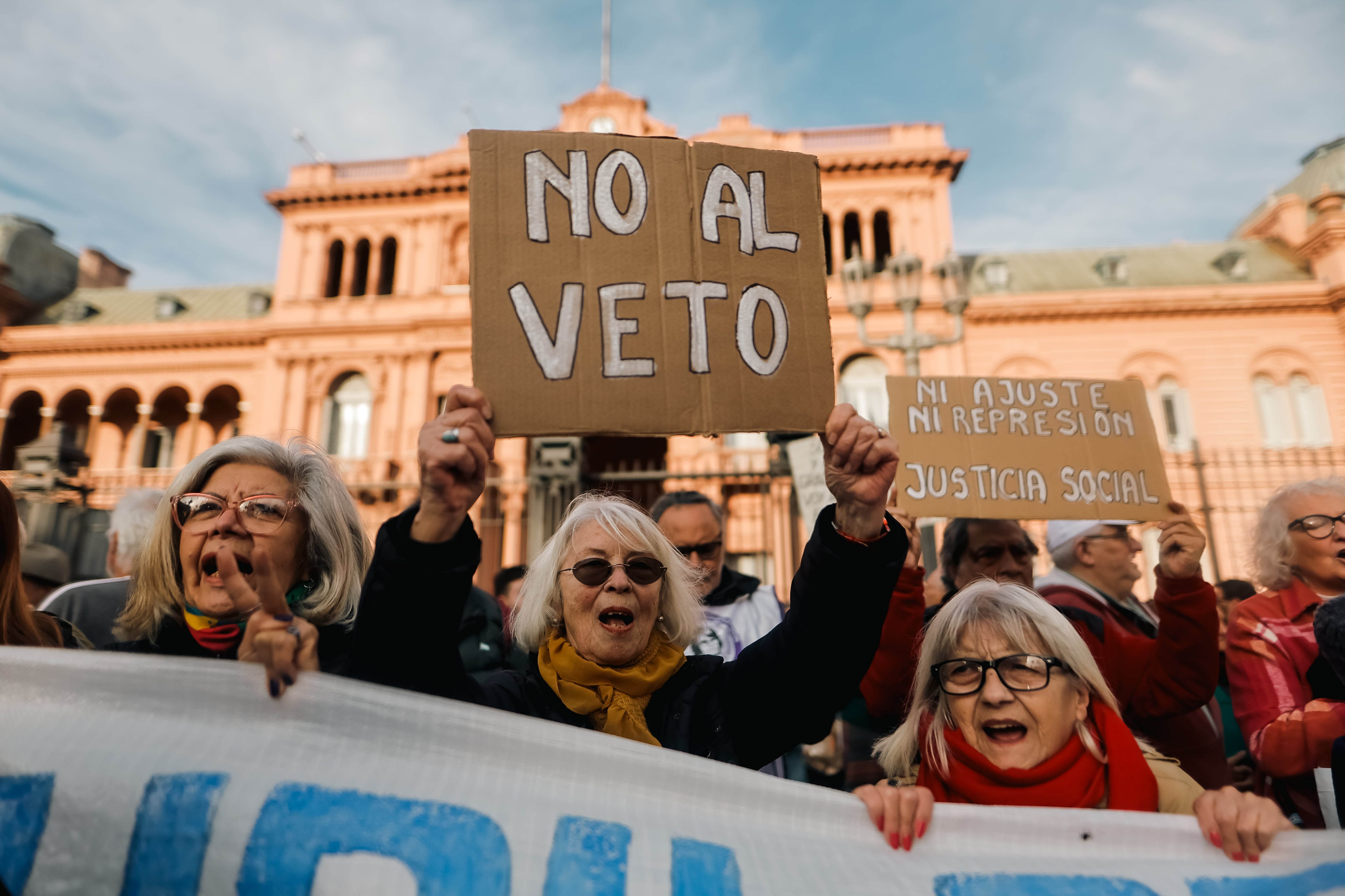 Milei veta una ley de subida de las pensiones aprobada por la oposición en el Congreso