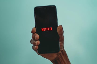 Teléfono móvil con la app de Netflix