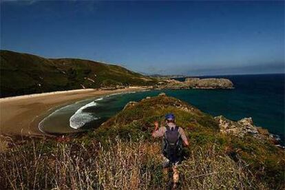 Un excursionista se acerca a la playa de Torimbia, cerca de Llanes, en la costa oriental del Principado de Asturias.