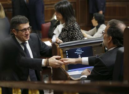 El jefe del Ejecutivo en funciones, Mariano Rajoy (d), felicita al socialista Patxi López tras haber sido proclamado nuevo presidente del Congreso de los Diputados.