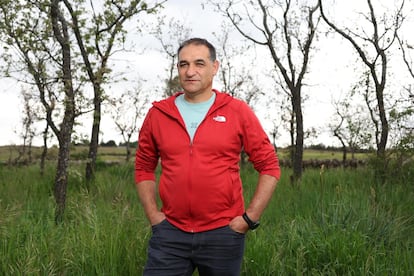 Félix Sanz, maquinista del Metro de Madrid, en su casa de Soto del Real.