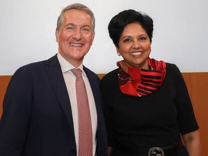 Indra K. Nooyi, consejera delegada de Pepsico, y su sucesor, el español Ramón Laguarta. 