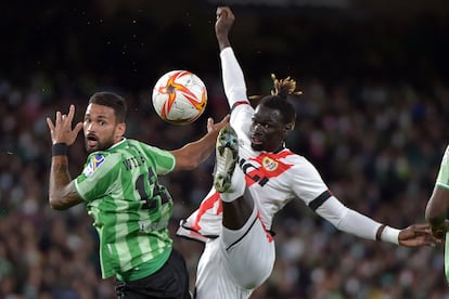 El bético Willian José y el rayista Pathe Ciss, en una acción del partido.