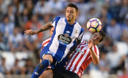 El deportivista Joselu disputa el bal&oacute;n durante el partido que jug&oacute; contra el Athletic.