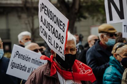 Manifestación de pensionistas ante el Congreso de los Diputados, el pasado 6 de abril.