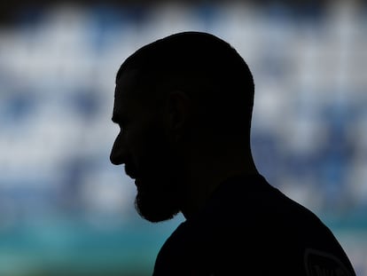 La silueta de Karim Benzema durante un entrenamiento de la selección francesa.