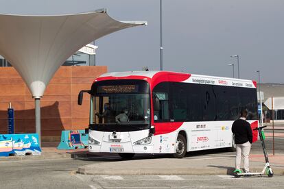 El autobús autónomo en pruebas junto a la estación marítima dn Málaga.