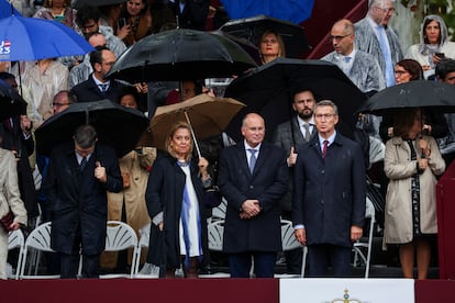 El líder del PP, Alberto Núnez Feijóo (derecha), junto a Miguel Tellado y Macarena Montesinos en los actos del 12 de octubre.