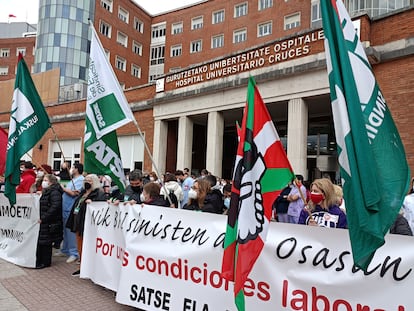 Movilización de los sindicatos de Osakidetza ante el Hospital de Cruces, el día 16.