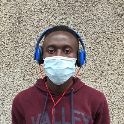 Hubo una época en la que Buba Camara, un chico de Gambia de 21 años, hacía la misma pregunta todos los días tras desembarcar en Gran Canaria. "¿Cuándo voy a poder ir a la Península?". Ha pasado un año y dos meses y Camara ya ha transitado por cuatro centros de acogida de emergencia. Se ha cansado de insistir tanto, pero cada semana vuelve a la carga. La respuesta sigue siendo la misma: “Es el Gobierno el que decide”.