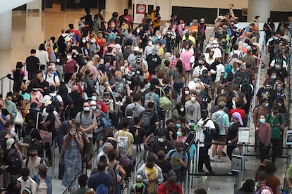 Moradores da Louisiana lotam o Aeroporto Internacional Louis Armstrong ao tentar sair da área antes da passagem do furacão.