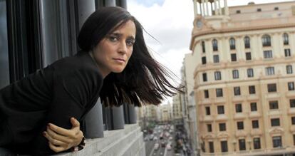 Julieta Venegas leans out of her hotel room window over Madrid’s Gran Vía.