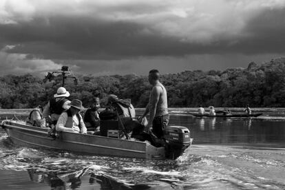 El equipo de 'El abrazo de la serpiente' cruzando el río Amazonas