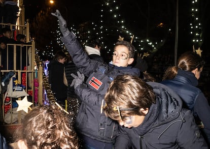 Helios, lanzando caramelos desde la carroza de la Fundacin Peque?o Deseo, durante la cabalgata de los Reyes Magos de Madrid.