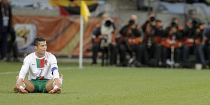 Cristiano Ronaldo, desolado durante el partido contra España