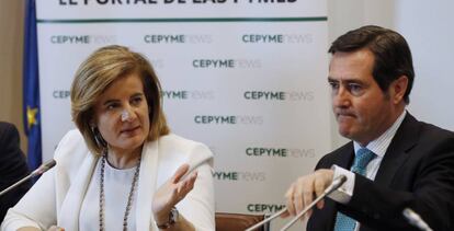 La ministra de Empleo, F&aacute;tima B&aacute;&ntilde;ez, junto al presidente de CEPYME, Antonio Garamendi