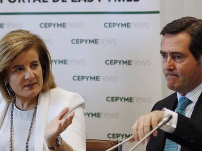 La ministra de Empleo, Fátima Báñez, junto al presidente de CEPYME, Antonio Garamendi