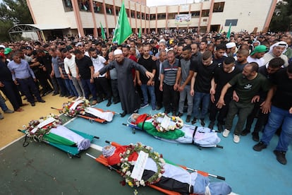 Dozens of people attend the funeral of four Palestinians who died in clashes with Israeli settlers in the village of Qusra (West Bank), this Thursday.