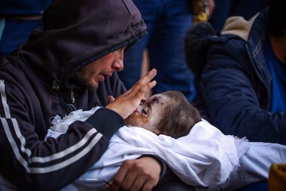 7 de enero de 2024. Hospital Al Naser, franja de Gaza.

"Solíamos dormir en el hospital Al Naser. Nos levantábamos temprano por la mañana y nos dirigíamos al área de la morgue para documentar las víctimas.
Una mañana, una familia se despedía de esta niña. Fue una escena despiadada.
Ese día había más de 35 cuerpos en la morgue. Ella, junto con los demás, fue colocada en una bolsa de plástico negro y llevada al cementerio.
Ninguna imagen puede describir lo que se siente en ese momento.
Vemos estas escenas a diario, y es agotador".