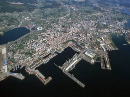 Imagen a&eacute;rea de Ferrol, con la ensenada de A Malata a la izquierda, donde se construir&aacute; el viaducto para el tren.