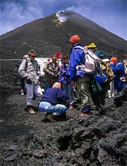 La cumbre del Etna, en la isla italiana de Sicilia, se puede alcanzar en rutas guiadas que parten de la cota de 2.920 metros.