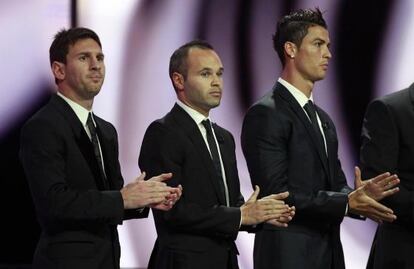 
 Messi, Iniesta y Cristiano durante la entrega del galardón al mejor jugador europeo de 2012.
