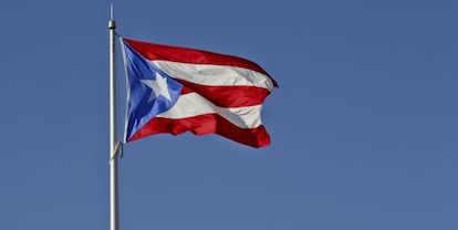 La bandera nacional sobre el Senado de Puerto Rico.