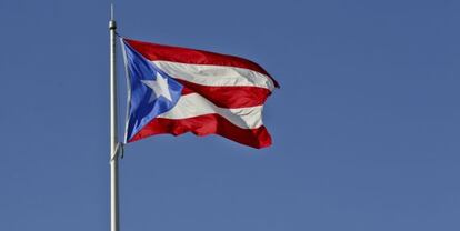 La bandera nacional sobre el Senado de Puerto Rico.