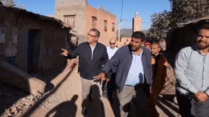 El primer ministro marroquí, Aziz Ajanuch (izquierda), visita la localidad de Uirgán, una de las más afectadas por el terremoto del Atlas, el 22 de septiembre.