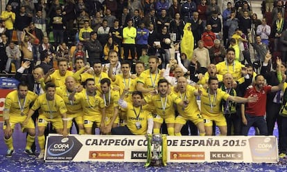 Los jugadores del Jaén Paraíso Interior celebran la Copa de España