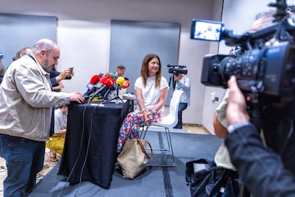 Leire Díez posa para los medios de comunicación minutos antes de su intervención ante la prensa.