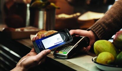 Pago en un comercio con TPV a trav&eacute;s de Samsung Pay.