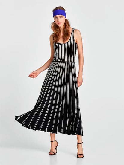 Vestido de tirantes y rayas, de Zara (35,95 euros).