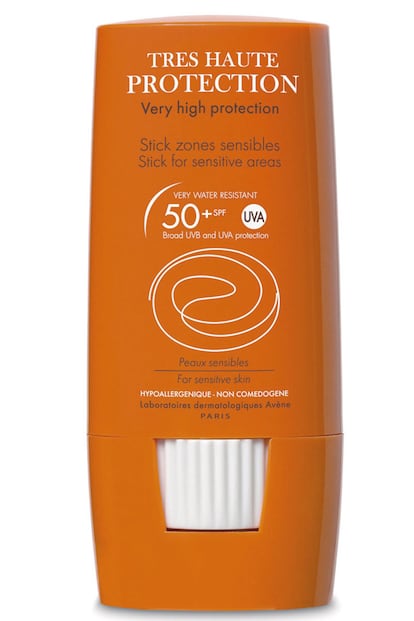 MIXTOS. El Stick Zonas Localizadas SPF 50 de Avène contiene el complejo SunSitive Protection compuesto por una pantalla orgánica, una física y un mínimo de filtros químicos, como toda la gama naranja para pieles sensibles de la firma. Eso sí, no contiene alcohol ni parabenos. Es resistente al agua y muy fotoestable. Este stick está recomedado para la nariz, orejas, manchas, cicatrices y otras áreas que necesitan un cuidado especial. Cuesta 11,20 euros.