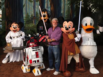 George Lucas, creador de 'Star Wars', convirtió a los principales personajes de Disney en los protagonistas de su saga galáctica durante su visita al parque en agosto de 2010.