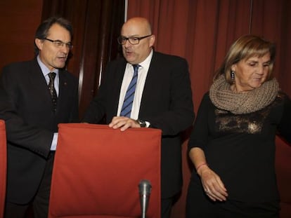 Artur Mas, con el vicepresidente primero en funciones del Parlament, Llu&iacute;s M. Corominas; y la presidenta en funciones del Parlament, N&uacute;ria de Gispert.