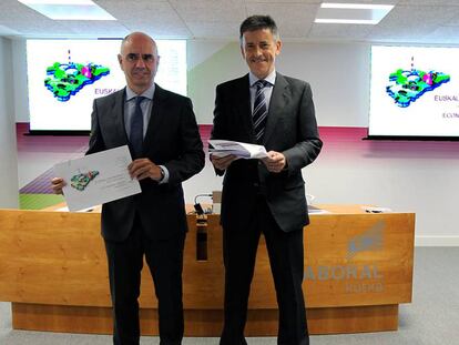 Xabier Egibar y Joseba Madariaga, antes de exponer el análisis de coyuntura económica del País Vasco.