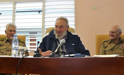 Fidel Castro aparece flanqueado por Ramiro Vald&eacute;s (i) y Abelardo Colom&eacute; Ibarra (d) durante la inauguraci&oacute;n de un colegio en La Habana en abril de 2013. 