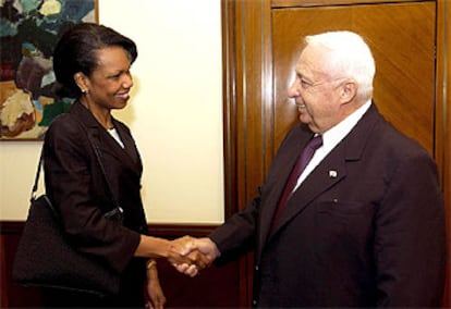 Condoleezza Rice saluda al primer ministro de Israel, Ariel Sharon.