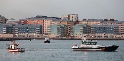 El pesquero &#039;Divina Providencia&#039; escoltado por la Guardia Civil y al fondo vigilado por una patrullera de la polic&iacute;a de Gibraltar.