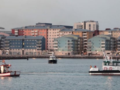 El pesquero &#039;Divina Providencia&#039; escoltado por la Guardia Civil y al fondo vigilado por una patrullera de la polic&iacute;a de Gibraltar.