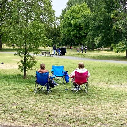 En Reino Unido, durante el confinamiento, se podía salir una hora a pasear y los vecinos empezaron a sacar las sillas a los parques.