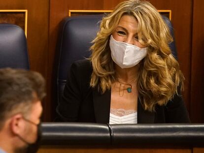 Gabriel Rufián pasa junto al escaño de Yolanda Díaz, el pasado jueves durante el debate de la reforma laboral en el Congreso.