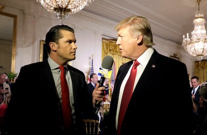 Pete Hegseth entrevista a Donald Trump en la Casa Blanca, en abril de 2017. 