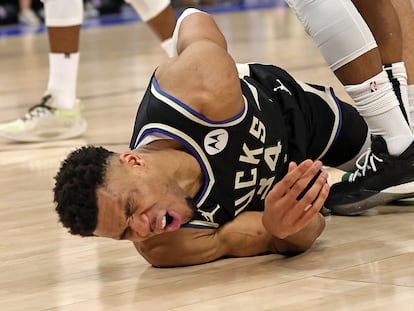 Giannis Antetokounmpo se duele en el suelo tras la caída de espaldas en el primer partido de la eliminatoria de los Milwaukee Bucks contra Miami Heat.