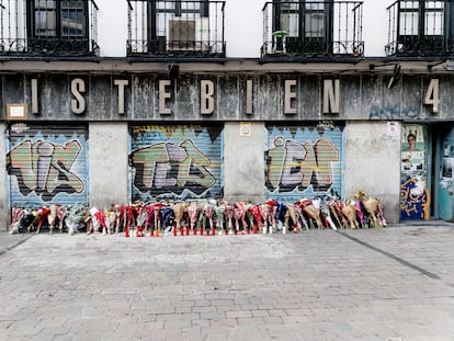 Ramos de flores y velas en la tienda de uniformes de trabajo ‘Vistebien’, donde el pasado lunes, 3 de julio, apuñalaron a Conchi.