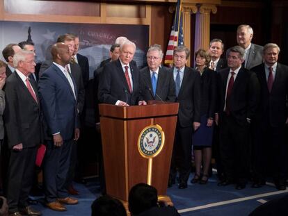 El senador republicano Orrin Hatch en rueda de prensa tras la aprobaci&oacute;n de la reforma fiscal en el Capitolio en Washington DC. 